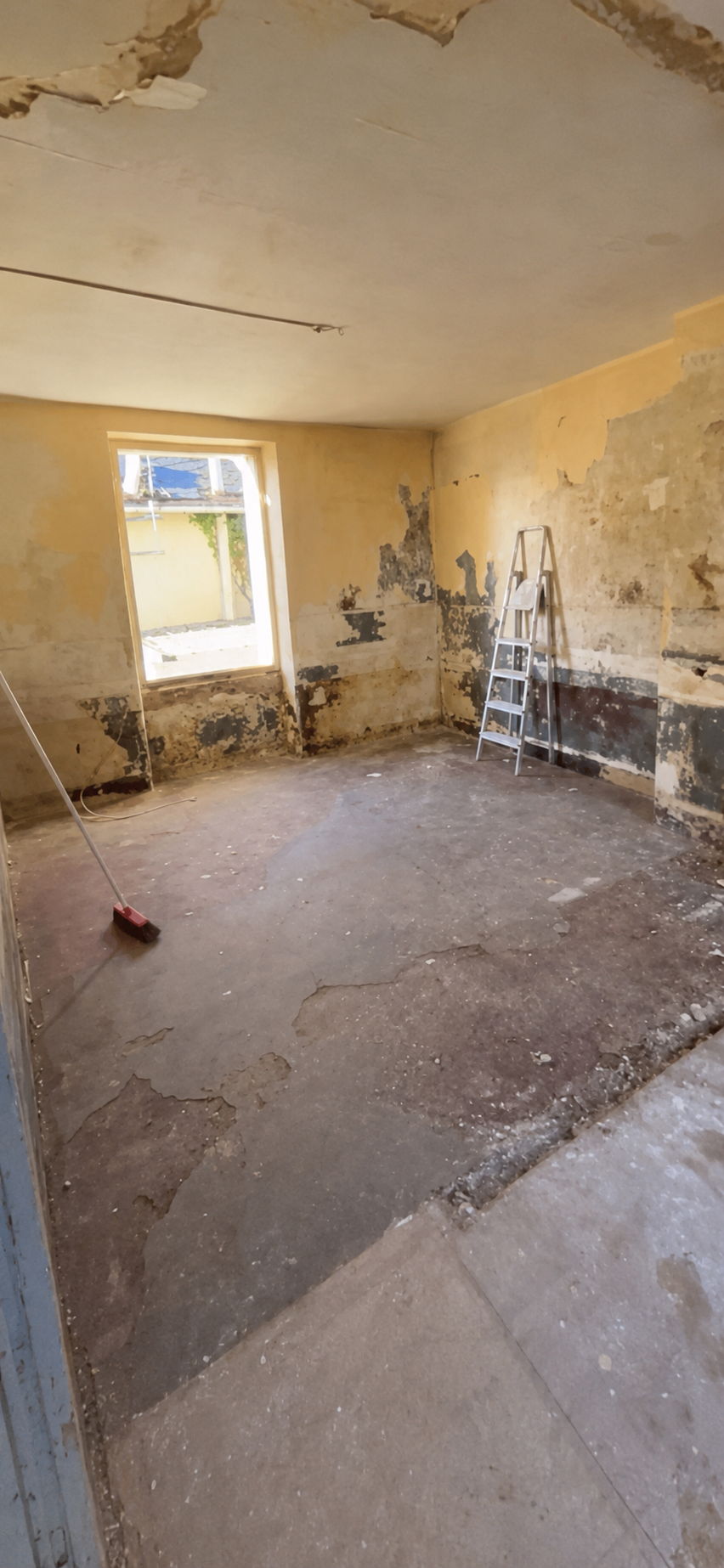 Appartement avant travaux, état très dégradé